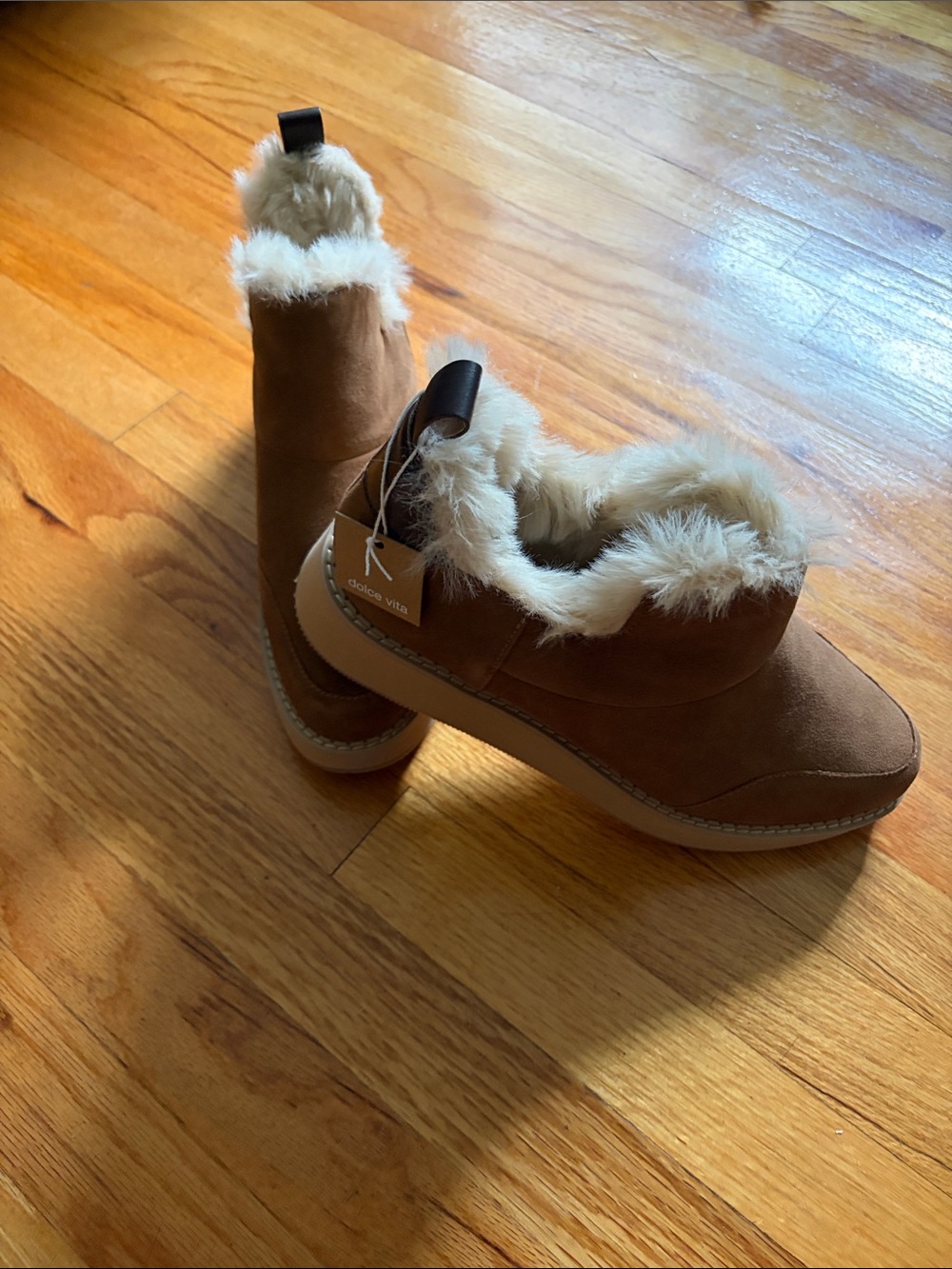 Final sale- nwt women’s-Dolce Vita Tan Faux-Suede Ankle Booties Cream Fur trim